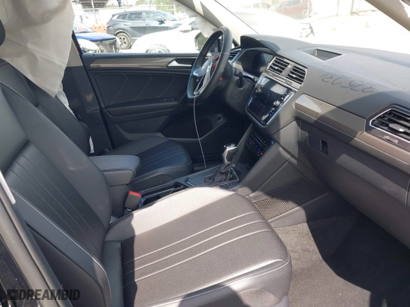 2024 Volkswagen Tiguan SE with VIN 3VV3B7AX7RM029891, listed as a IAAI auction lot 42087357 with 43,636 mi miles. Bid and sale history available at carsss.com. Image 5.