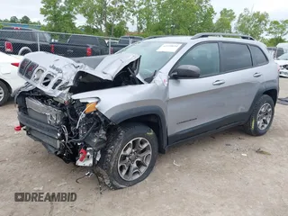 2020 Jeep Cherokee Trailhawk z VIN 1C4PJMBX0LD588251, wystawiony jako IAAI lot #42310054 z przebiegiem 47 780 mil mil oraz . Historia ofert i sprzedaży dostępna na DreamBid. Obrazek 2.