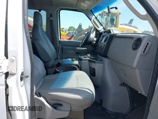 2013 Ford Econoline Passenger XL z VIN 1FBNE3BL4DDA56459, wystawiony jako IAAI lot #42223633 z przebiegiem 411 732 mil mil oraz . Historia ofert i sprzedaży dostępna na DreamBid. Obrazek 5.