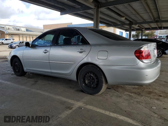 2005 Toyota Camry STD z VIN 4T1BE32K25U946848, wystawiony jako Copart lot #50825945 z przebiegiem 271 622 mil mil oraz Czysty tytuł • Clean title. Historia ofert i sprzedaży dostępna na DreamBid. Obrazek 2.