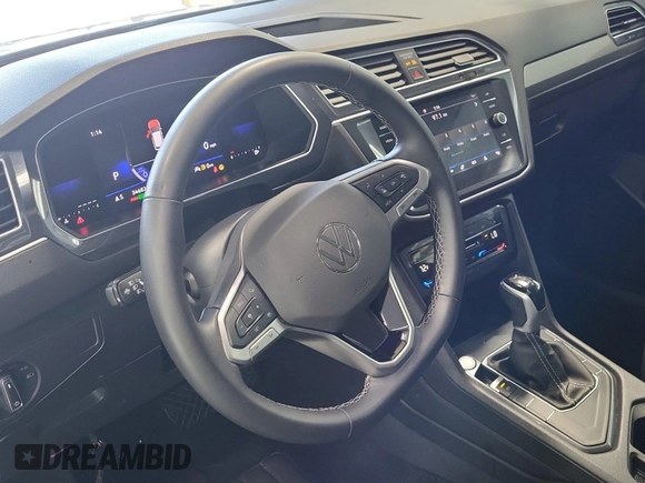 2024 Volkswagen Tiguan SE с VIN 3VV3B7AX4RM085495, выставлен на аукционе IAAI как лот 42796456 с пробегом 34 680 миль миль и . История ставок и продаж доступна на DreamBid. Изображение 46.