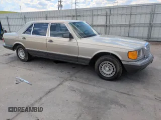 1985 Mercedes-Benz 500 SEL z VIN WDBCA37D4FA159349, wystawiony jako Copart lot #56601725 z przebiegiem 168 327 mil mil oraz Czysty tytuł • Clean title. Historia ofert i sprzedaży dostępna na DreamBid. Obrazek 4.