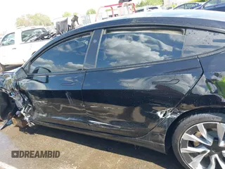 2025 Tesla Model 3 Long Range z VIN 5YJ3E1EA2SF918505, wystawiony jako IAAI lot #41968148 z przebiegiem 2490 mil mil oraz . Historia ofert i sprzedaży dostępna na DreamBid. Obrazek 13.