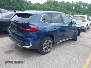 2025 BMW X1 xDrive28i z VIN WBX73EF07S5228273, wystawiony jako IAAI lot #42436863 z przebiegiem 6 845 mil mil oraz . Historia ofert i sprzedaży dostępna na DreamBid. Obrazek 4.