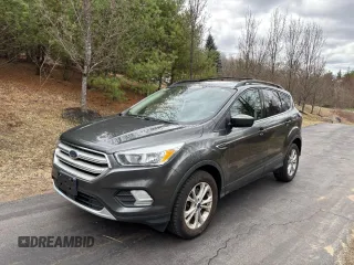 2018 Ford Escape SE z VIN 1FMCU9GD9JUB85704, wystawiony jako Copart lot #57363735 z przebiegiem 136 440 mil mil oraz Czysty tytuł • Clean title. Historia ofert i sprzedaży dostępna na DreamBid. Obrazek 2.