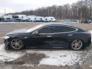 2013 Tesla Model S с VIN 5YJSA1AG2DFP11228, выставлен на аукционе IAAI как лот 41339370 с пробегом 121 237 миль миль и . История ставок и продаж доступна на DreamBid. Изображение 14.