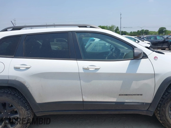 2015 Jeep Cherokee Trailhawk z VIN 1C4PJMBS5FW574102, wystawiony jako IAAI lot #42278805 z przebiegiem 164 250 mil mil oraz . Historia ofert i sprzedaży dostępna na DreamBid. Obrazek 14.
