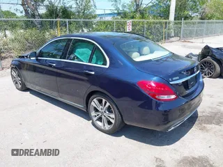 2017 Mercedes-Benz C 300 z VIN 55SWF4JB0HU219942, wystawiony jako IAAI lot #42227791 z przebiegiem 42 498 mil mil oraz . Historia ofert i sprzedaży dostępna na DreamBid. Obrazek 3.