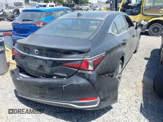 2021 Lexus ES 300h z VIN 58ADA1C11MU009897, wystawiony jako IAAI lot #42131776 z przebiegiem 28 460 mil mil oraz . Historia ofert i sprzedaży dostępna na DreamBid. Obrazek 4.