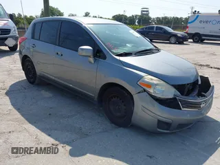 2010 Nissan Versa S z VIN 3N1BC1CP0AL358270, wystawiony jako IAAI lot #42203337 z przebiegiem 157 736 mil mil oraz . Historia ofert i sprzedaży dostępna na DreamBid. Obrazek 1.