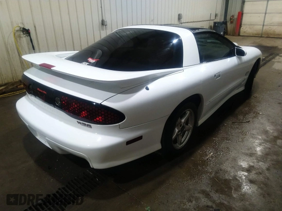 1998 Pontiac Firebird Formula z VIN 2G2FV22GXW2225829, wystawiony jako IAAI lot #39732377 z przebiegiem Nie podano mil oraz . Historia ofert i sprzedaży dostępna na DreamBid. Obrazek 4.