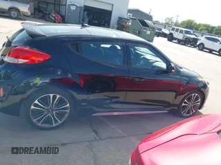 2016 Hyundai Veloster Turbo z VIN KMHTC6AE7GU255020, wystawiony jako IAAI lot #42720287 z przebiegiem 89 629 mil mil oraz . Historia ofert i sprzedaży dostępna na DreamBid. Obrazek 14.