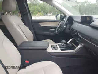2024 Mazda CX-90 Preferred z VIN JM3KKBHD6R1118705, wystawiony jako IAAI lot #42135120 z przebiegiem 23 347 mil mil oraz . Historia ofert i sprzedaży dostępna na DreamBid. Obrazek 5.