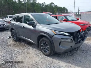 2022 Nissan Rogue S z VIN 5N1BT3AA1NC715136, wystawiony jako IAAI lot #38718111 z przebiegiem 46 323 mil mil oraz . Historia ofert i sprzedaży dostępna na DreamBid. Obrazek 1.