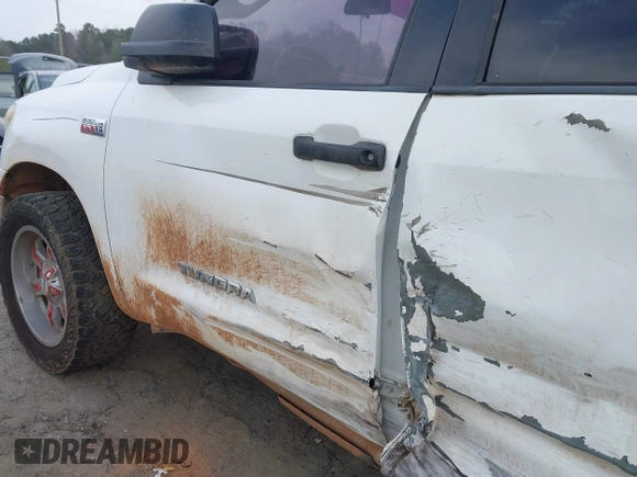 2013 Toyota Tundra z VIN 5TFDW5F13DX275744, wystawiony jako IAAI lot #41689927 z przebiegiem 259 732 mil mil oraz . Historia ofert i sprzedaży dostępna na DreamBid. Obrazek 18.