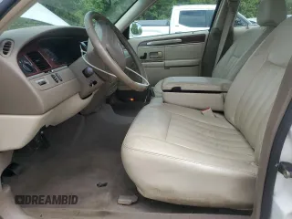 2004 Lincoln Town Car Signature z VIN 1LNHM81W24Y607951, wystawiony jako Copart lot #57070295 z przebiegiem 130 794 mil mil oraz Szkoda całkowita • Salvage title. Historia ofert i sprzedaży dostępna na DreamBid. Obrazek 7.