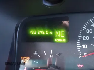 2002 Lincoln Town Car Signature z VIN 1LNHM82W02Y626302, wystawiony jako IAAI lot #41988496 z przebiegiem 193 346 mil mil oraz . Historia ofert i sprzedaży dostępna na DreamBid. Obrazek 7.