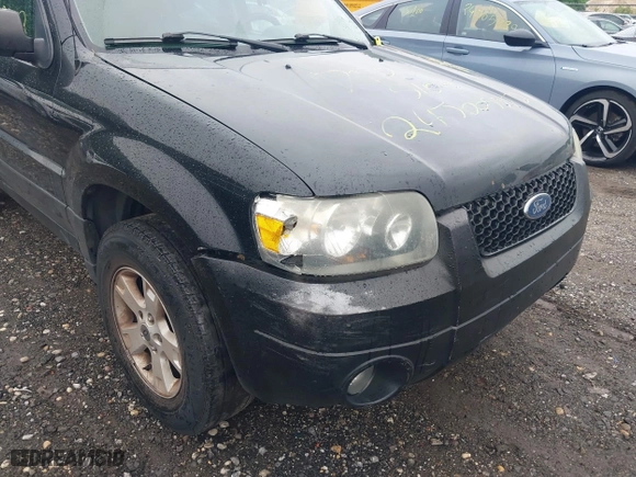 2005 Ford Escape XLT with VIN 1FMYU93185KE46923, listed as a IAAI auction lot 40062345 with 999,999 mi miles. Bid and sale history available at carsss.com. Image 6.