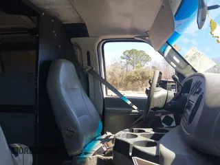 2008 Ford Econoline Cargo Commercial with VIN 1FTNE24W98DA84194, listed as a IAAI auction lot 41768181 with 321,483 mi miles. Bid and sale history available at carsss.com. Image 5.