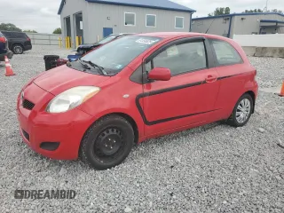 2010 Toyota Yaris z VIN JTDJT4K38A5315949, wystawiony jako Copart lot #61358525 z przebiegiem 136 697 mil mil oraz Czysty tytuł • Clean title. Historia ofert i sprzedaży dostępna na DreamBid. Obrazek 1.