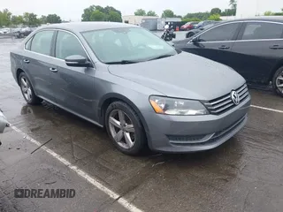 2013 Volkswagen Passat SE z VIN 1VWBH7A38DC032697, wystawiony jako IAAI lot #42446672 z przebiegiem 287 102 mil mil oraz . Historia ofert i sprzedaży dostępna na DreamBid. Obrazek 1.