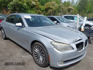 2011 BMW 7 Series 750Li xDrive z VIN WBAKC8C5XBC433796, wystawiony jako IAAI lot #42006609 z przebiegiem 182 648 mil mil oraz . Historia ofert i sprzedaży dostępna na DreamBid. Obrazek 1.