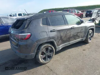 2019 Jeep Compass Altitude z VIN 3C4NJCBB8KT726956, wystawiony jako IAAI lot #39195540 z przebiegiem Nie podano mil oraz . Historia ofert i sprzedaży dostępna na DreamBid. Obrazek 4.