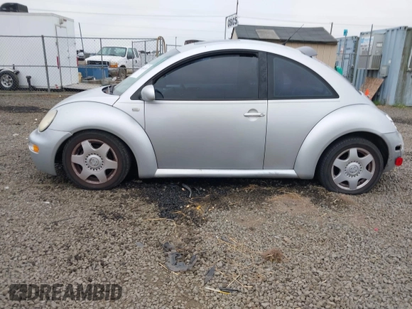 2001 Volkswagen Beetle GLX z VIN 3VWDD21C61M420884, wystawiony jako IAAI lot #40501130 z przebiegiem 179 868 mil mil oraz . Historia ofert i sprzedaży dostępna na DreamBid. Obrazek 14.