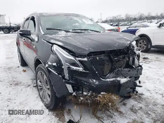 2024 Cadillac XT5 AWD Premium Luxury z VIN 1GYKNDRS1RZ722781, wystawiony jako IAAI lot #41302436 z przebiegiem 18 647 mil mil oraz . Historia ofert i sprzedaży dostępna na DreamBid. Obrazek 1.