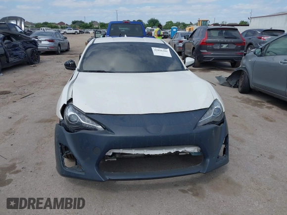 2017 Toyota 86 z VIN JF1ZNAA12H9701111, wystawiony jako IAAI lot #42016381 z przebiegiem 58 948 mil mil oraz . Historia ofert i sprzedaży dostępna na DreamBid. Obrazek 13.