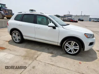 2013 Volkswagen Touareg Exec z VIN WVGEF9BP3DD012463, wystawiony jako Copart lot #57499915 z przebiegiem 104 981 mil mil oraz Szkody całkowita. Historia ofert i sprzedaży dostępna na DreamBid. Obrazek 4.