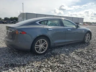 2013 Tesla Model S z VIN 5YJSA1AC4DFP10496, wystawiony jako Copart lot #63801355 z przebiegiem 50 473 mil mil oraz Czysty tytuł • Clean title. Historia ofert i sprzedaży dostępna na DreamBid. Obrazek 3.