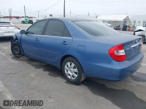 2004 Toyota Camry LE z VIN 4T1BE32K44U832767, wystawiony jako IAAI lot #42041228 z przebiegiem 185 778 mil mil oraz . Historia ofert i sprzedaży dostępna na DreamBid. Obrazek 3.
