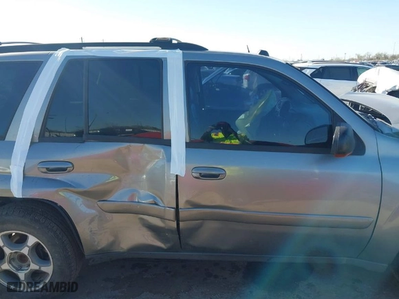 2005 Chevrolet TrailBlazer LS with VIN 1GNDS13S752150026, listed as a IAAI auction lot 41721359 with 180,154 mi miles. Bid and sale history available at carsss.com. Image 13.