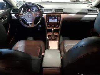 2012 Volkswagen Passat SE z VIN 1VWBP7A39CC080551, wystawiony jako Copart lot #57606895 z przebiegiem 154 965 mil mil oraz Czysty tytuł • Clean title. Historia ofert i sprzedaży dostępna na DreamBid. Obrazek 8.
