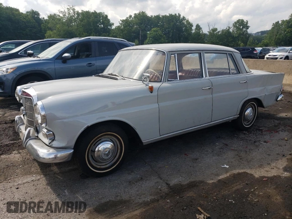 1962 Mercedes-Benz 190 z VIN 11001010026663, wystawiony jako Copart lot #77166834 z przebiegiem 47 390 mil mil oraz Tytuł czysty. Historia ofert i sprzedaży dostępna na DreamBid. Obrazek 1.