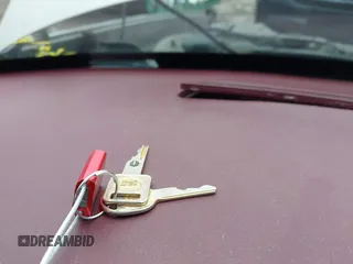 1998 Cadillac DeVille z VIN 1G6KD54Y7WU740871, wystawiony jako IAAI lot #42259686 z przebiegiem 124 542 mil mil oraz . Historia ofert i sprzedaży dostępna na DreamBid. Obrazek 11.