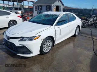 2024 Toyota Camry LE z VIN 4T1C11AK2RU864906, wystawiony jako IAAI lot #41638637 z przebiegiem 75 013 mil mil oraz . Historia ofert i sprzedaży dostępna na DreamBid. Obrazek 2.