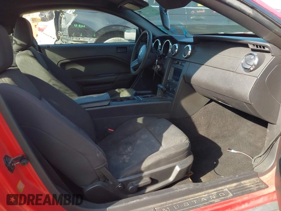 2005 Ford Mustang Deluxe z VIN 1ZVFT80N955155293, wystawiony jako IAAI lot #41891807 z przebiegiem 169 092 mil mil oraz . Historia ofert i sprzedaży dostępna na DreamBid. Obrazek 5.