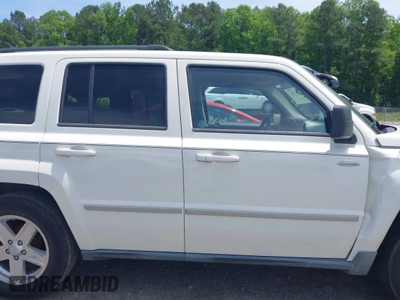 2010 Jeep Patriot Latitude z VIN 1J4NT1GA1AD621060, wystawiony jako IAAI lot #42295782 z przebiegiem 158 352 mil mil oraz . Historia ofert i sprzedaży dostępna na DreamBid. Obrazek 14.