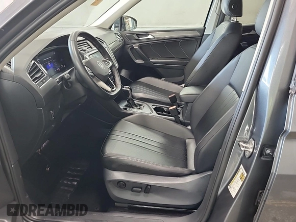 2024 Volkswagen Tiguan SE z VIN 3VV3B7AX7RM106937, wystawiony jako IAAI lot #42845192 z przebiegiem 32 134 mil mil oraz . Historia ofert i sprzedaży dostępna na DreamBid. Obrazek 9.