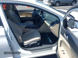 2016 Hyundai Sonata SE z VIN 5NPE24AF1GH412788, wystawiony jako IAAI lot #42391777 z przebiegiem 129 363 mil mil oraz . Historia ofert i sprzedaży dostępna na DreamBid. Obrazek 5.