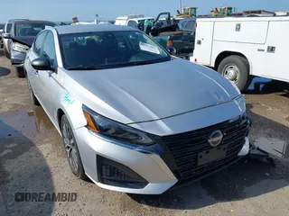 2024 Nissan Altima SV z VIN 1N4BL4DV0RN413670, wystawiony jako IAAI lot #42494800 z przebiegiem 22 656 mil mil oraz . Historia ofert i sprzedaży dostępna na DreamBid. Obrazek 1.