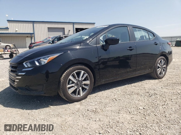 2023 Nissan Versa SV z VIN 3N1CN8EV5PL838140, wystawiony jako Copart lot #54653655 z przebiegiem 53 664 mil mil oraz Szkoda całkowita • Salvage title. Historia ofert i sprzedaży dostępna na DreamBid. Obrazek 1.