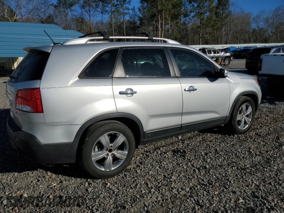 2013 Kia Sorento EX with VIN 5XYKU4A2XDG410888, listed as a Copart auction lot 49243065 with 162,453 mi miles and Salvage Title. Bid and sale history available at carsss.com. Image 3.