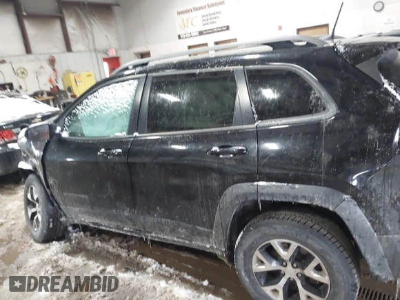 2018 Jeep Cherokee Trailhawk z VIN 1C4PJMBB8JD567438, wystawiony jako IAAI lot #41620927 z przebiegiem 109 041 mil mil oraz . Historia ofert i sprzedaży dostępna na DreamBid. Obrazek 14.
