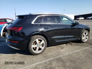 2019 Audi e-tron Premium Plus z VIN WA1LAAGEXKB011980, wystawiony jako Copart lot #44631595 z przebiegiem 68 699 mil mil oraz Szkoda całkowita • Salvage title. Historia ofert i sprzedaży dostępna na DreamBid. Obrazek 3.