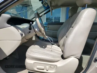 2002 Toyota Avalon XL z VIN 4T1BF28B72U261478, wystawiony jako Copart lot #57638745 z przebiegiem 146 479 mil mil oraz Szkody całkowita. Historia ofert i sprzedaży dostępna na DreamBid. Obrazek 7.