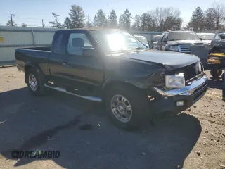 2000 Nissan Frontier XE z VIN 1N6ED26T3YC411827, wystawiony jako Copart lot #48612455 z przebiegiem 140 373 mil mil oraz Czysty tytuł • Clean title. Historia ofert i sprzedaży dostępna na DreamBid. Obrazek 4.