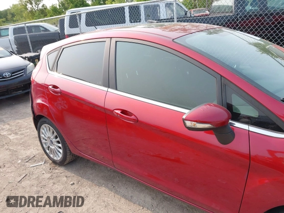 2015 Ford Fiesta Titanium z VIN 3FADP4FJ1FM171680, wystawiony jako IAAI lot #42383105 z przebiegiem 51 396 mil mil oraz . Historia ofert i sprzedaży dostępna na DreamBid. Obrazek 13.